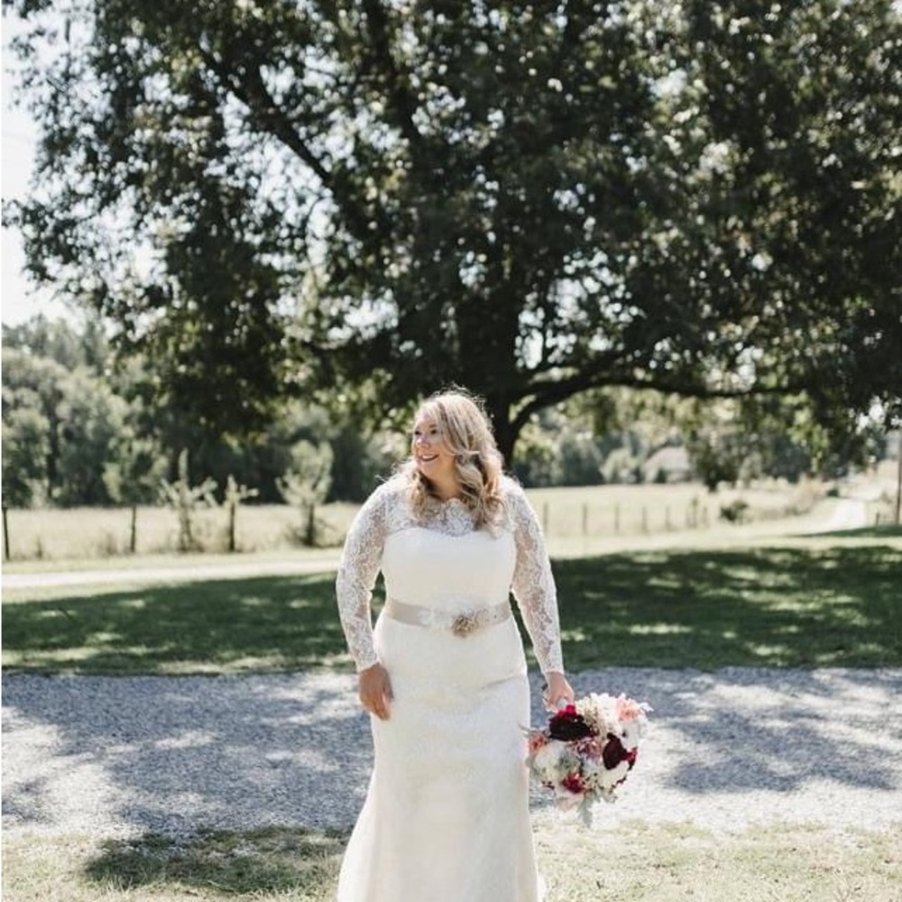 Elegant White Lace Wedding Dress
